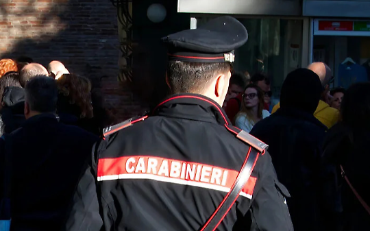 Coscritti ubriachi marci sputano e insultano i carabinieri dopo aver danneggiato diverse auto