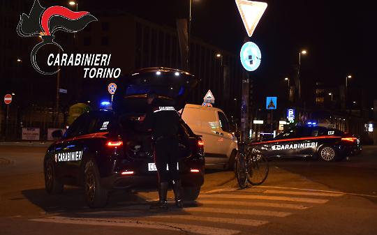 Massacra i vicini a coltellate e poi si sgozza: strage in condominio