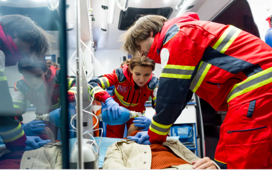 Arresto cardiaco in strada: un passante lo salva, 118 stabilizza il paziente