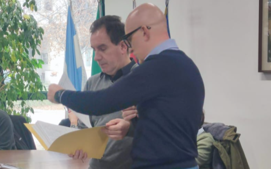 Roberto Pontelli ha consegnato le firme al sindaco Vittorio Rocchietti
