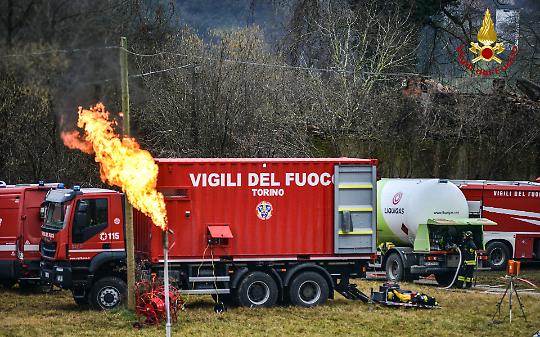 Camion cisterna ribaltato: evacuata un’abitazione, operazioni in corso