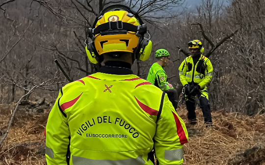 Notte di paura nei boschi: anziana dispersa salvata dai Vigili del Fuoco