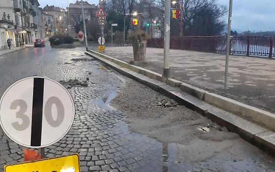 Ivrea, una città colabrodo: ennesima perdita d'acqua, traffico nel caos