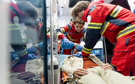 Incidente frontale a Torre Canavese: due feriti gravi, interviene l'elisoccorso