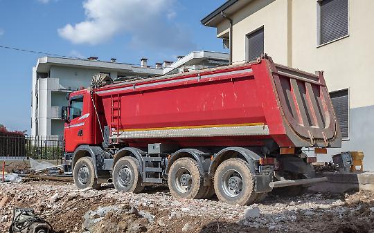 Caos cava in Canavese: il Comune travolto dal traffico pesante