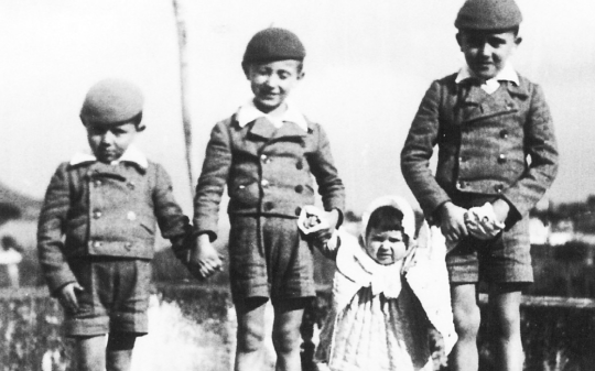 I fratellini Schiffer nel 1936. Da sinistra: Romano, Davide, la piccolissima Anika, Ede.