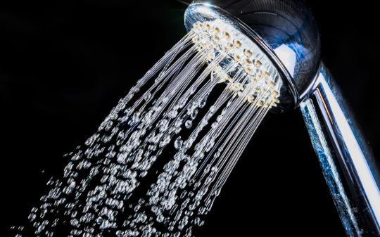 Mercenasco, cade in doccia e resta bloccato per ore: il vicino lo salva con un gesto di cuore