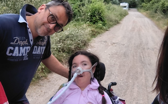 Una carrozzina da 37.000 euro per Greta: serve l’aiuto di tutti