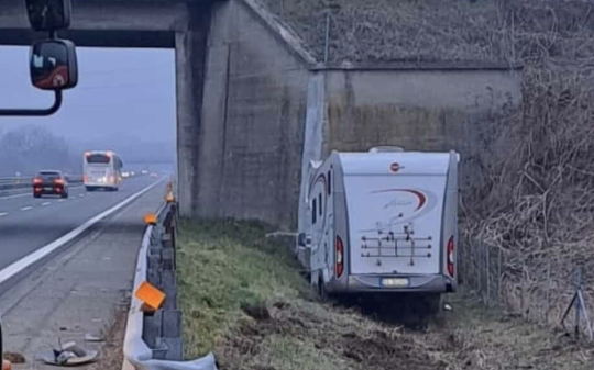 Camper si schianta contro un cavalcavia sull'A5: conducente incastrato tra le lamiere