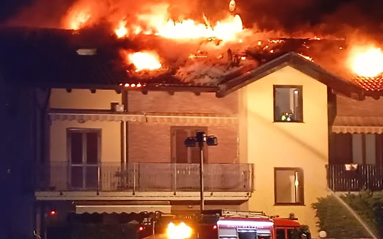 Salassa, incendio nella notte: tetto in fiamme, paura tra i residenti