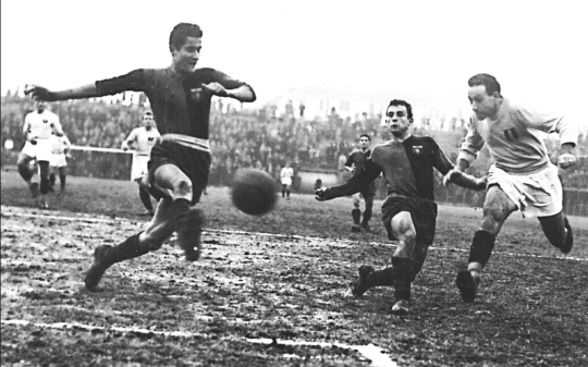 Il fiorentino Romeo Menti, sulla destra, grande ala del Toro, nell'area avversaria. Palleggiatore efficace era dotato di velocità e dribbling (foto tratta da Grande Torino per sempre! di Franco Ossola