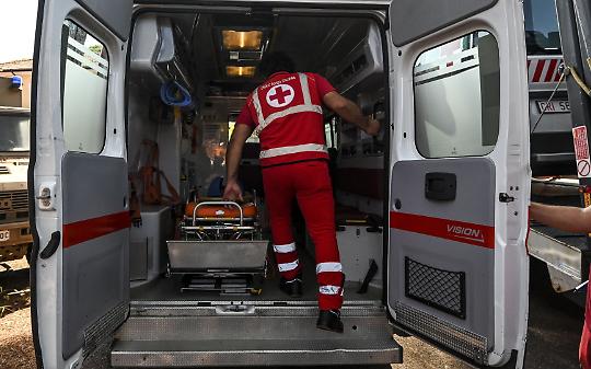 Schianto contro un palo, morto un motociclista nel Torinese. Inutili i soccorsi