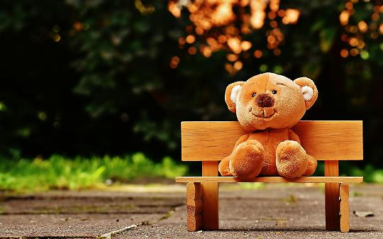 Favole e sogni: la notte dei pupazzi incanta i bambini della collina