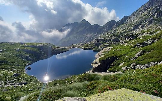 Dove il silenzio parla e le montagne raccontano: il nuovo cammino dell’Alta Via Canavesana e del Giroparco Gran Paradiso