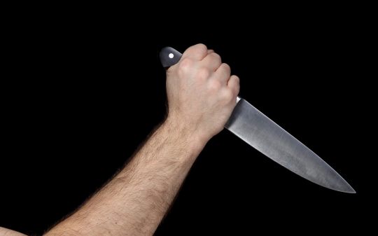 Accoltella la moglie davanti alla figlia: arrestato