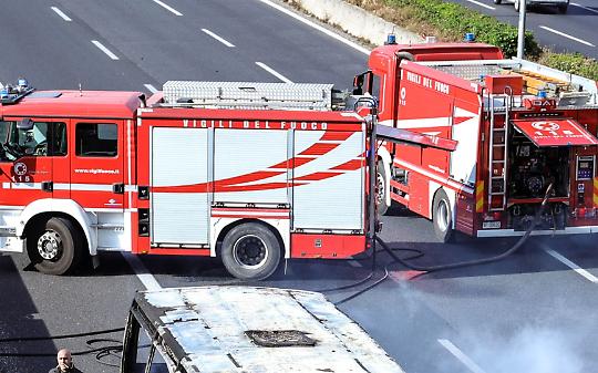 Auto ibrida in fiamme