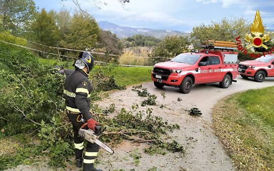 Danni in tutta la zona, vigili del fuoco al lavoro da ore. Allerta per nuove raffiche nelle prossime ore