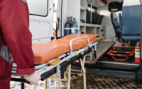 Frassinetto, auto finisce nella nella scarpata: 81enne fa un volo di 10 metri