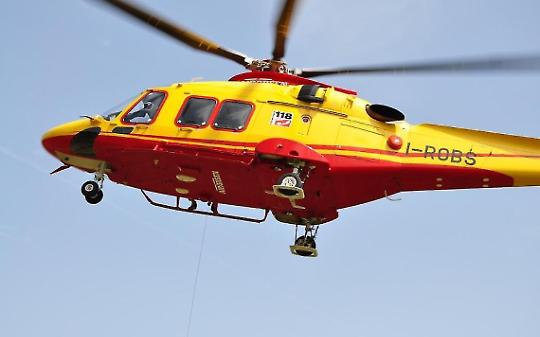 Perde il controllo del parapendio e si schianta in fase di atterraggio