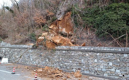Frana sulla SP 73: strada ancora chiusa, 70 metri cubi di roccia minacciano le case