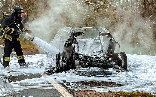 Auto elettrica prende fuoco: l'intervento dei vigili evita il peggio