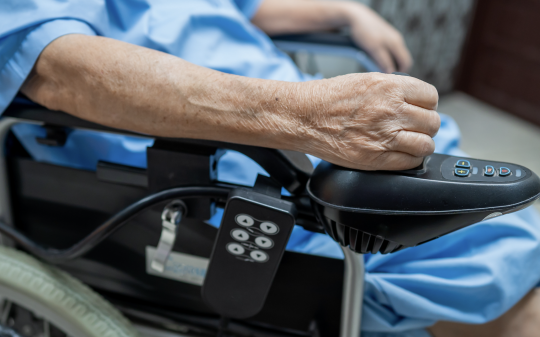 Cade dalle scale con la sedia a rotelle e muore: chiesta la condanna di una Rsa del Canavese