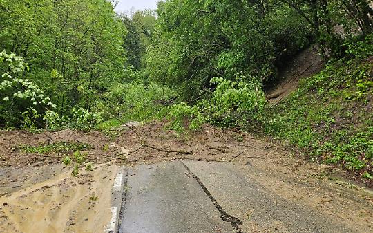 Una frana di fango e alberi chiude via Po a Castagneto