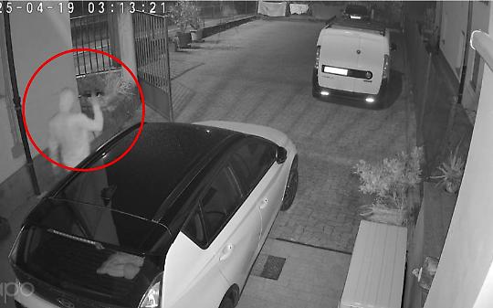 Tentato furto a Lessolo: la telecamera sventa il colpo e il ladro fugge con un gesto offensivo