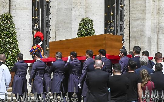 L'arrivo del feretro di Papa Francesco a Santa Maria Maggiore