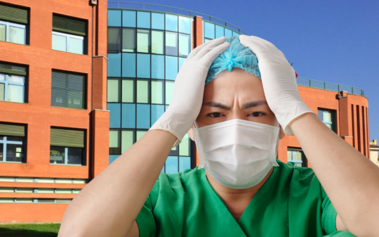 Dramma in ospedale: medico aggredito da una donna disperata
