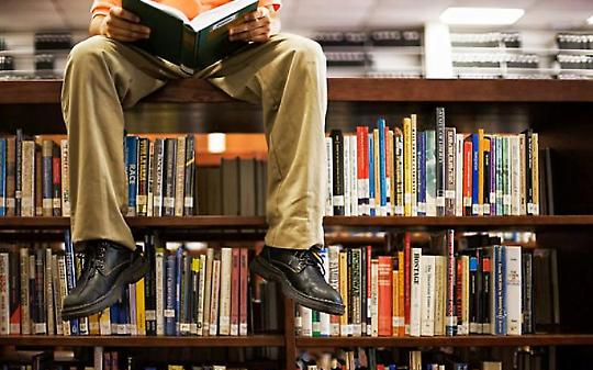 Un libro per raccontare cinquant’anni di accoglienza: a Cuorgnè “Una porta sempre aperta”