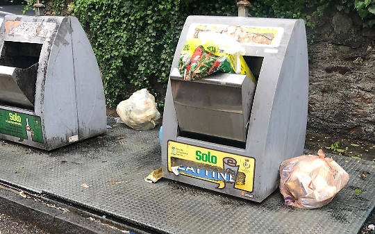 Borgofranco, rifiuti abbandonati in piazza: scattano multe da 300 euro grazie alle telecamere