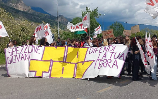 Susa, migliaia in marcia contro la Tav: stazione chiusa con i nastri, 13 sindaci in corteo