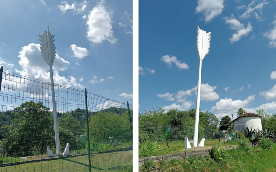 Una freccia gigante piantata nel terreno per ricordare il patrono San Sebastiano