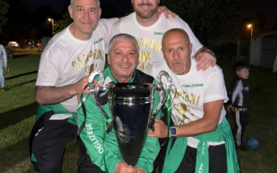 Lo staff della Foglizzese in posa con la coppa