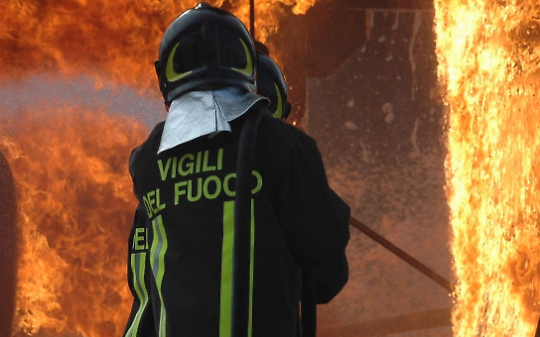 Incendio nella notte: in fiamme un deposito vicino alle case