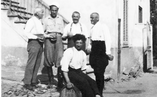 Lardo, vino e mortadella avariati: storia di un magazzino operaio a Drusacco