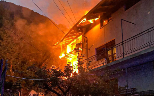 Tetto in fiamme, paura in Valle: vigili del fuoco al lavoro per ore