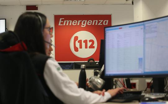 Aggredito con spray al peperoncino e picchiato al parco, due ventenni arrestati per rapina a Verbania