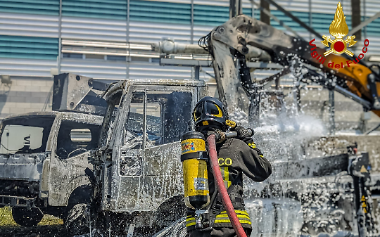 Due mezzi in fiamme a Moncalieri, intervengono i Vigili del Fuoco (FOTO)