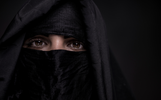 In un piccolo comune del vercellese il burqa diventa fuorilegge: multa fino a 300 euro per chi “non si fa riconoscere”