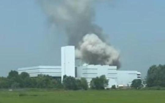 Paura a Livorno Ferraris: la centrale elettrica va a fuoco. Rischio contaminazione dell'acqua