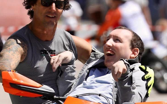 Rocca Canavese vola con Vanni Oddera: dove la solidariet&agrave; corre su due ruote