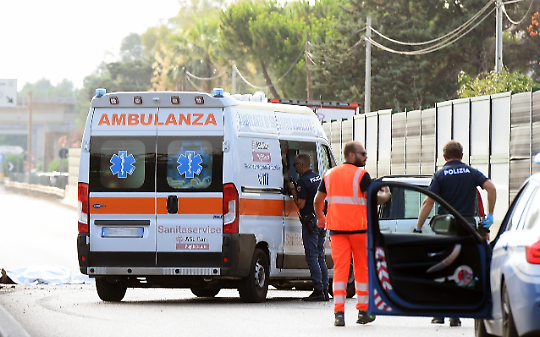 Agli&egrave;, scontro alla rotatoria di via Circonvallazione: quattro feriti, tre in ospedale per accertamenti