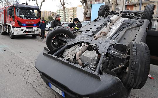 Auto si ribalta a Orbassano: paura in via Calvino