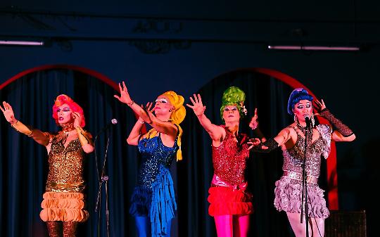Drag queen, piatti regionali e revival anni ’90