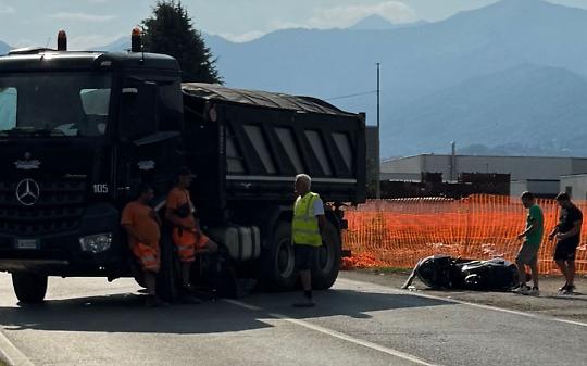 Scontro tra scooter e camion