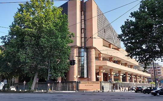 Piossasco, sesso a pagamento e spranghe: sei patteggiamenti per la faida dei mille euro