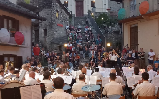 Il concerto della Banda Musicale di Fiano nella Piazzetta di Chiaves