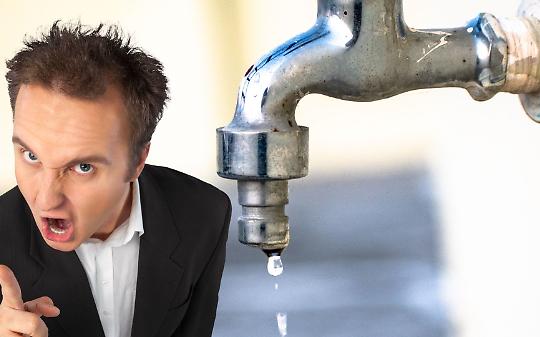 Denuncia 985 mc d'acqua mai consumati, il consorzio gestore gliela toglie: incredibile in collina!